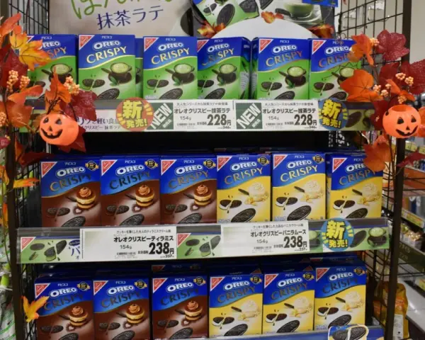 Szukasz pomysłów, co przywieźć z Japonii do jedzenia? Na półkach sklepowych kuszą Oreo Crispy o smakach matcha latte, tiramisu i wanilii.