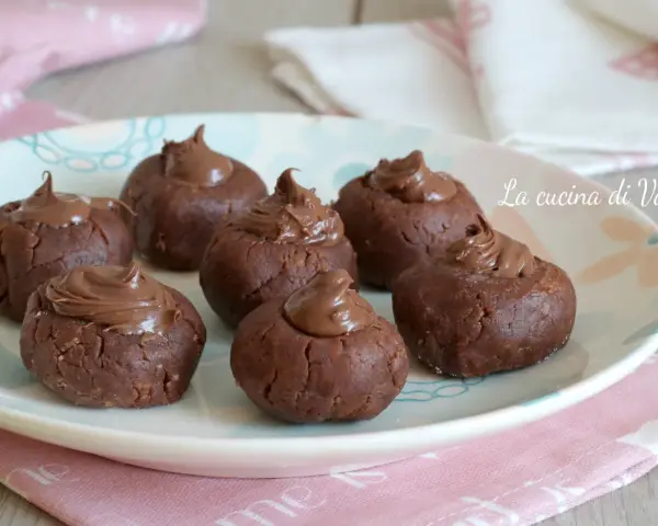 Dolci da fare in 5 minuti senza cottura: palline al cacao con crema al cioccolato, perfette per una pausa golosa.