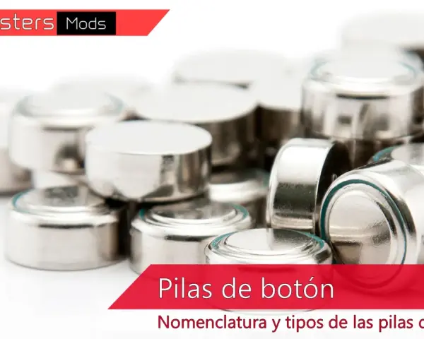 Montón de pilas botón plateadas, mostrando sus diferentes tipos y nomenclatura.