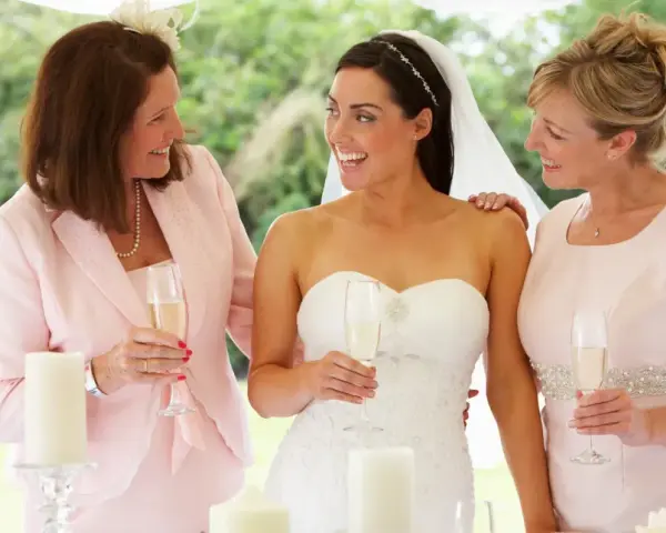 Panna młoda z mamą i druhną, toast szampanem. Dobry wedding planner cena to klucz do udanego wesela.