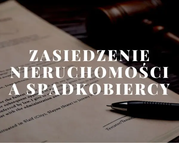 Dokument prawny z tekstem "Zasiedzenie nieruchomości a spadkobiercy", obok młotka sędziowskiego i długopisu.