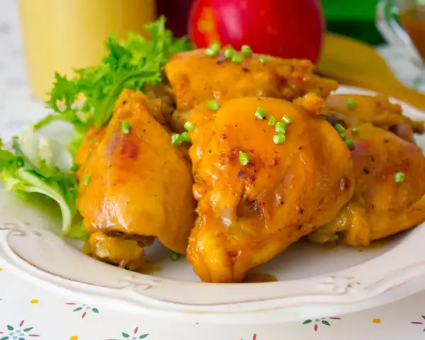 Sabrosas piezas de pollo glaseado, perfectas para tus recetas con pollo. Servido con lechuga fresca y adornado con cebollino.