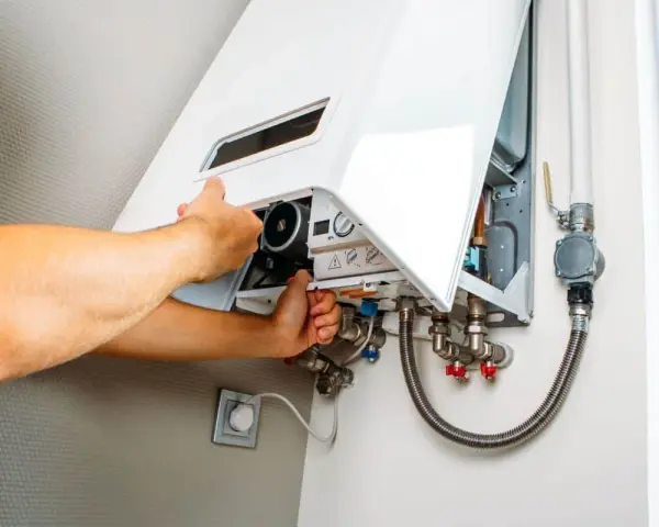 Tecnico che controlla un scaldabagno a gas. Speriamo non faccia il botto!