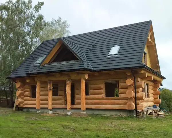 Piękny dom z bali, cena pod klucz. Naturalne drewno, solidna konstrukcja, gotowy do zamieszkania.