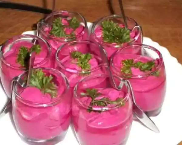 Six verrines de mousse de betterave, garnies de persil frais, prêtes à être dégustées.