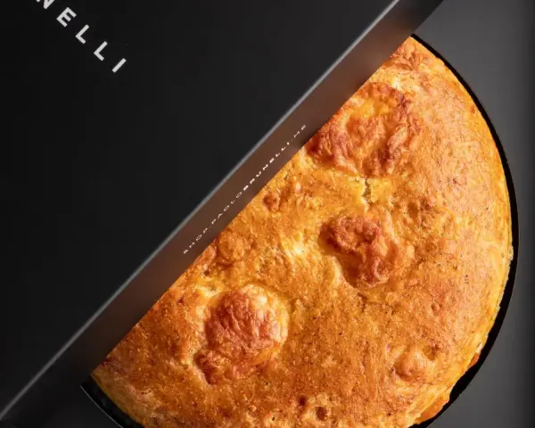 Pizza al formaggio veloce, dorata e fragrante, appena sfornata e pronta per essere gustata.