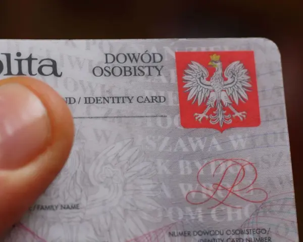 Zgubiony dowód osobisty? Zobacz, gdzie zgłosić zgubienie dowodu. Polski dokument tożsamości z orłem.