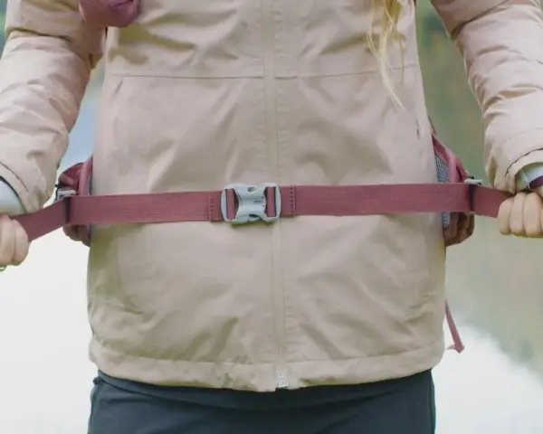 Ajustement de la ceinture d'un sac à dos de randonnée pour un confort optimal. La sangle est bien tendue.