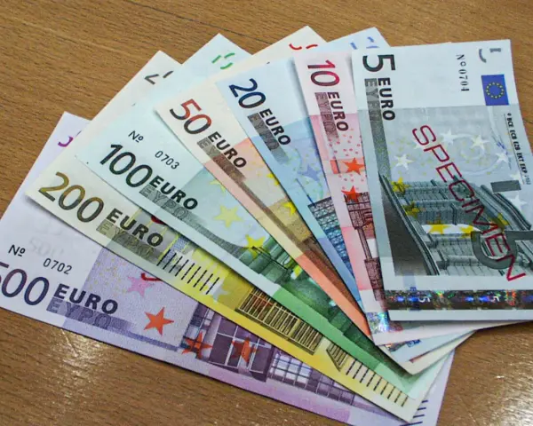 Różne banknoty euro ułożone wachlarzowo: 5, 10, 20, 50, 100, 200 i 500 euro.