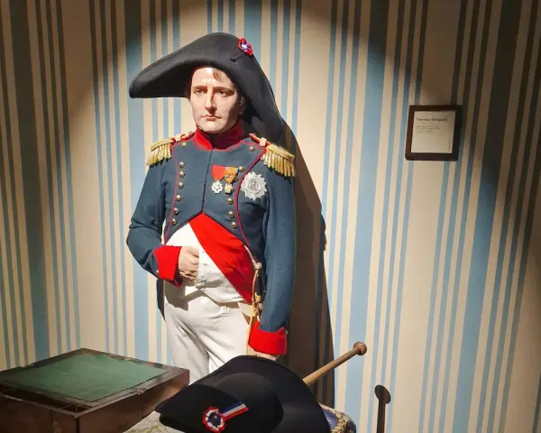 Napoleon Bonaparte w muzeum figur woskowych w Paryżu. Jego postać w historycznym mundurze przyciąga wzrok.