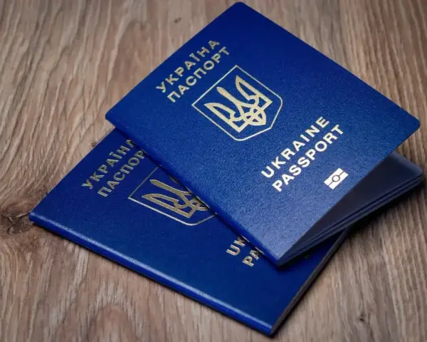 Dwa niebieskie paszporty Ukrainy leżą na drewnianym tle. Czy do Turcji potrzebny jest paszport? Tak, do podróży do Turcji potrzebny jest paszport.