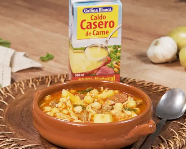 Un reconfortante rancho canario, un guiso casero con garbanzos, patatas y carne, listo para disfrutar.