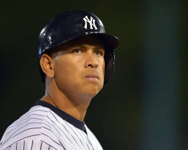 Portret Alexa Rodrigueza w kasku New York Yankees.