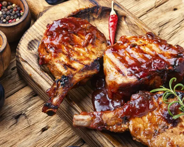 Côtes de porc grillées, nappées d'une sauce barbecue savoureuse. Un délice pour les amateurs de marinade côte de porc.