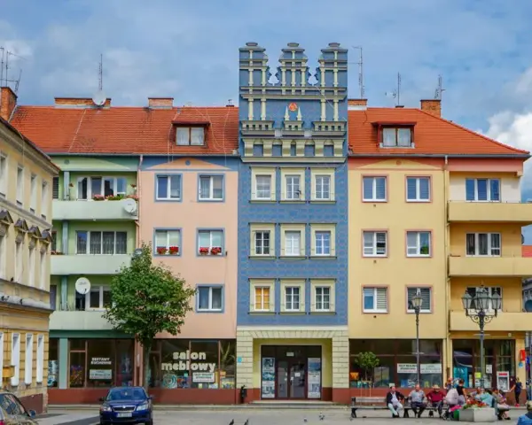 Kolorowe kamienice przy placu, z charakterystyczną niebieską fasadą. To urokliwe brzeg atrakcje, idealne na spacer.