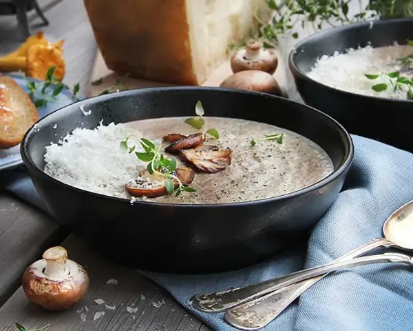 Krämig svampsoppa med riven ost och champinjoner, perfekt som förrätt eller lätt lunch. Ett enkelt fisksoppa recept att prova!