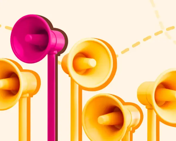 Megafoni colorati, uno rosa acceso e gli altri gialli, che sembrano annunciare i migliori corsi di comunicazione.