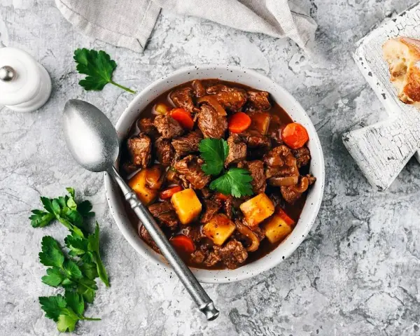 En mustig gryta med mört kött, potatis och morötter, perfekt till ett glas vin till boeuf bourguignon.