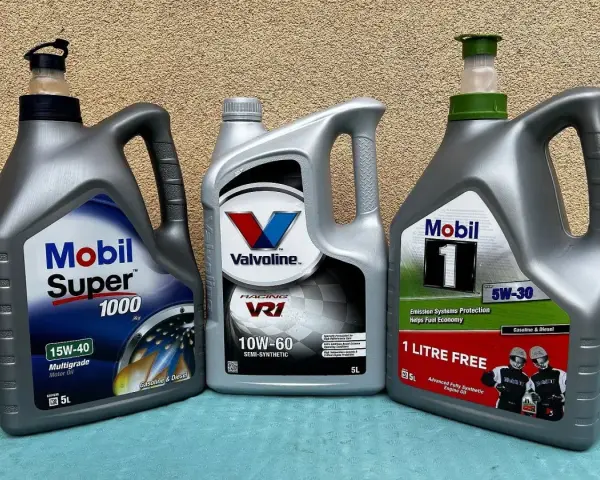 Trzy bańki oleju silnikowego: Mobil Super 1000, Valvoline Racing VR1 i Mobil 1. Wybór dla każdego silnika, od klasyki po wyścigowe maszyny.