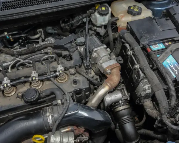 Silnik 1.7 CDTI z widocznymi wtryskiwaczami, turbosprężarką i akumulatorem.