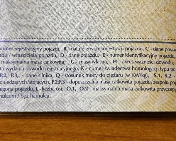 Fragment dowodu rejestracyjnego z danymi pojazdu, w tym pole F.1 - maksymalna masa całkowita.