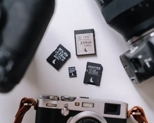 Karta CFexpress 256GB, karty SD i adapter. Gotowość do pracy z aparatami.