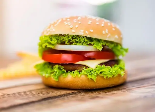 Ile kalorii ma hamburger? Poznaj liczby i zjedz go fit!