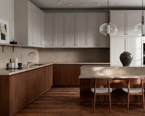 Cocina moderna con muebles inferiores de madera oscura y superiores blancos. Los colores de muebles de cocina crean un contraste elegante.