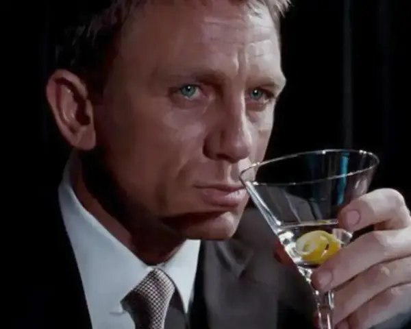 James Bond z niebieskimi oczami i drinkiem w dłoni. Czy martini wstrząśnięte czy zmieszane?