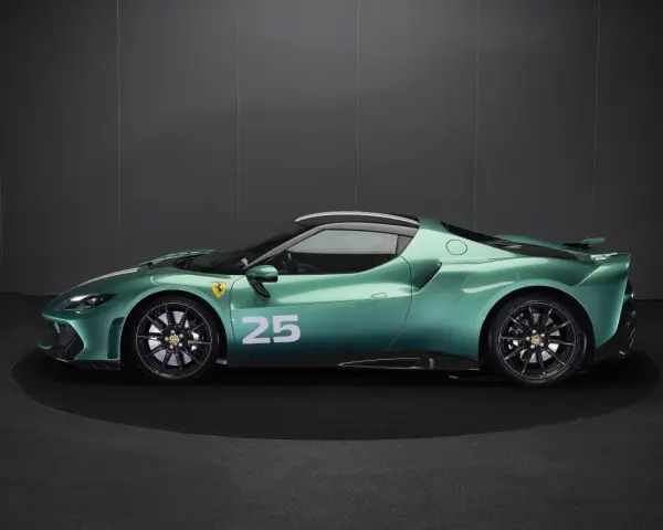Zielony Ferrari 296 z numerem 25 na drzwiach, prezentowany na czarnym tle.