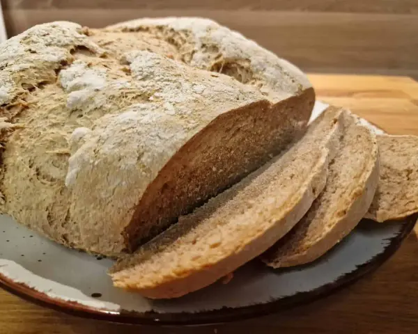 Frisches Brot aus Vollkornmehl, mit knuspriger Kruste und weicher Krume, bereit zum Genuss.
