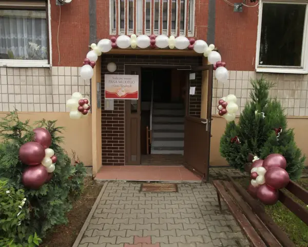 Jak przystroić klatkę schodową w bloku na wesele – tanio i efektownie