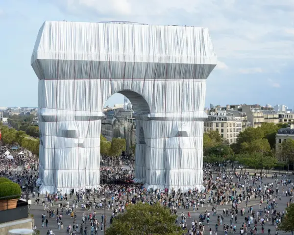 L'Arc de Triomphe emballé, une œuvre d'art monumentale, attire une foule nombreuse sur la place parisienne.