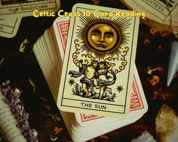 Karty tarota, w tym Słońce, ułożone do odczytu krzyż celtycki tarot.