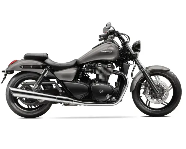 Szary motocykl Triumph z chromowanymi elementami i dwucylindrowym silnikiem. Idealny na długie trasy i miejskie przejażdżki.
