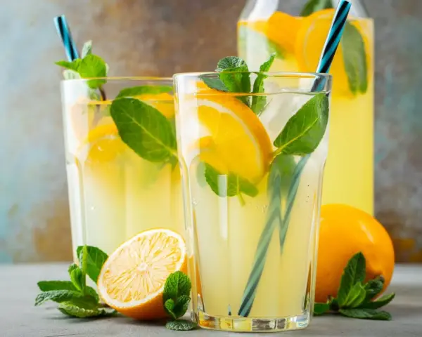 Orzeźwiająca lemoniada z cytryną i miętą, idealna na lato. Ten przepis na lemoniadę zachwyci każdego!