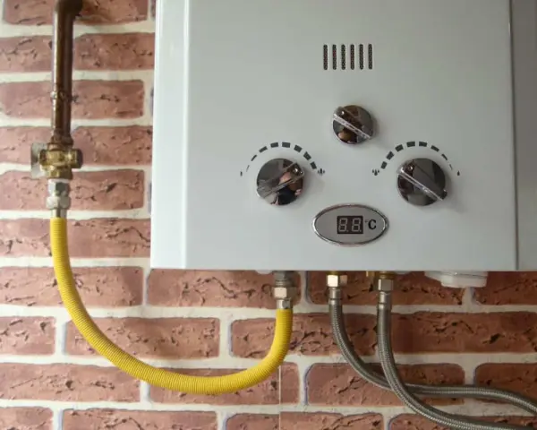 Scaldabagno bianco con tubi collegati. Il display mostra 8.8°C. Speriamo che non fischi!