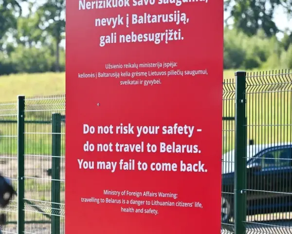 Ostrzeżenie na granicy: "Nie ryzykuj bezpieczeństwa – nie podróżuj na Białoruś. Możesz nie wrócić." Czy Litwa jest bezpieczna? Ostrzeżenie sugeruje, że podróż na Białoruś jest niebezpieczna.