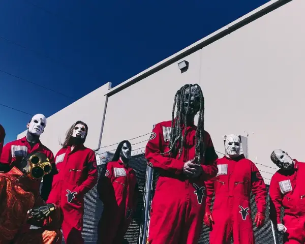 Zespół Slipknot w czerwonych kombinezonach i maskach, gotowy na premierę **slipknot new album**.