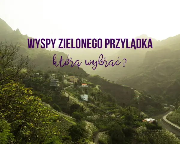 Wyspy Zielonego Przylądka, gdzie leżą? Malowniczy krajobraz górski z wioską na zboczu, porośnięty bujną zielenią.