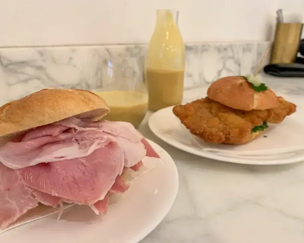 Dwa pyszne sandwicze, jeden z szynką, drugi z panierowanym kotletem, idealne, by sprawdzić, co warto zjeść w Wiedniu.
