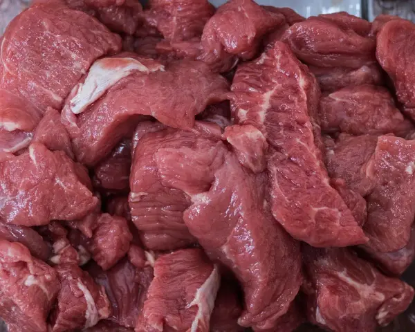 Gros morceaux de viande rouge crue, prêts pour une ration barf chien. Une alimentation naturelle pour votre compagnon.