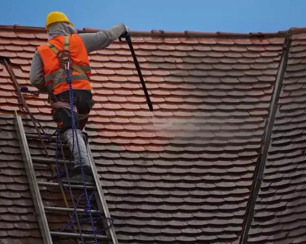 Ile kosztuje mycie dachu? Sprawdź ceny i ukryte koszty usług