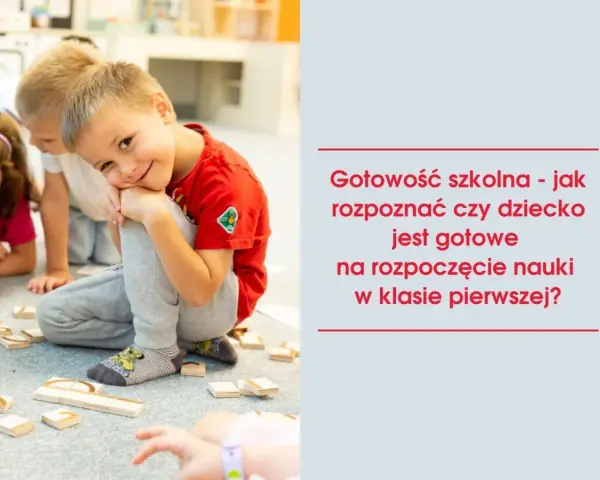 Uśmiechnięty chłopiec w czerwonej koszulce, gotowy do szkoły, bawi się klockami z innymi dziećmi.