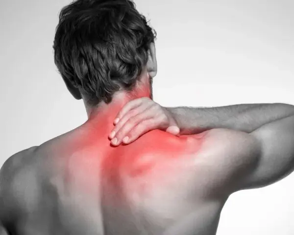 Uomo con mano sul collo e spalle rigide, evidenziate in rosso per indicare dolore.
