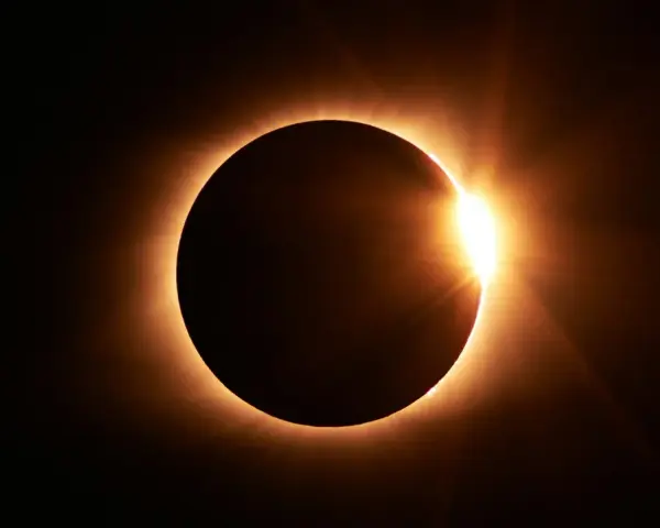 Eclipse solar total, con el sol brillando intensamente alrededor del disco lunar. El **nodo norte y nodo sur** celestes se alinean para este espectáculo.