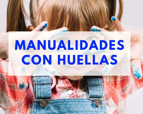 Niño con dedos manchados de pintura azul, listo para crear manualidades con huella.