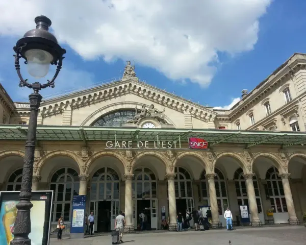 Gare de l'Est w Paryżu, idealne miejsce na rozpoczęcie podróży z **interrail global pass**.