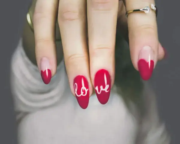 Unghie gel rosse con cuore e scritta "love". Perfetti disegni unghie gel facili per San Valentino.