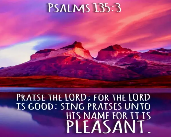 Berglandschaft bei Sonnenuntergang, mit dem Text "PSALMS 135:3" und "PRAISE THE LORD; FOR THE LORD IS GOOD: SING PRAISES UNTO HIS NAME FOR IT IS PLEASANT.